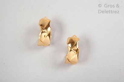 Yves Saint LAURENT Paire de demi-créoles martelé en métal doré. Signée.