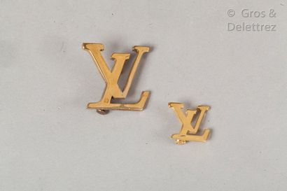 LOUIS VUITTON Lot composé de deux pin’s en métal doré représentants le sigle de la...