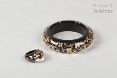 LOUIS VUITTON Lot composed of a 20mm black resin "Inclusion" bracelet with monogram...