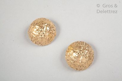 Yves Saint LAURENT Paire de clips d’oreille dôme en métal doré martelé. Signée.
