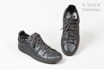 LOUIS VUITTON Paire de sneakers lacées en cuir épi mat noir, semelles en caoutchouc,...