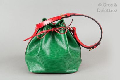 LOUIS VUITTON Sac "Petit Noé" 25cm en cuir épi bicolore vert Bornéo, rouge, fermeture...