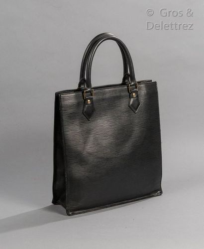 LOUIS VUITTON Bag "Plat" PM 29cm in black epi leather, double handle. Good condition...