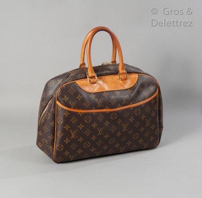 LOUIS VUITTON Bag "Deauville" 34cm in Monogram canvas and natural leather, double...