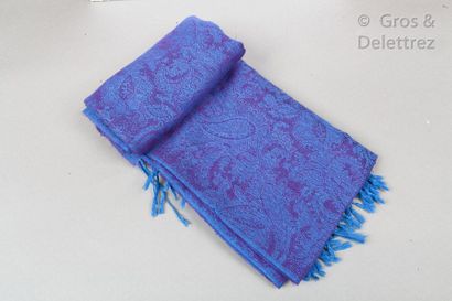 GUCCI Étole en coton à décor de botehs violet et bleu, bords frangés.
