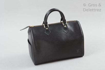 LOUIS VUITTON Année 1994	


Sac "Speedy"30 cm en cuir épi noir, fermeture éclair,...