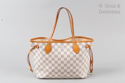 LOUIS VUITTON Sac "Neverfull PM"29cm en toile damier azur et cuir naturel, fermoir...