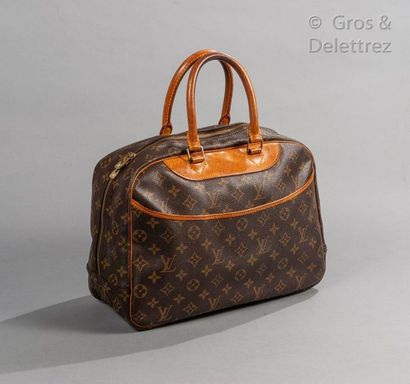 LOUIS VUITTON Bag "Deauville" 34cm in Monogram canvas and natural leather, double...
