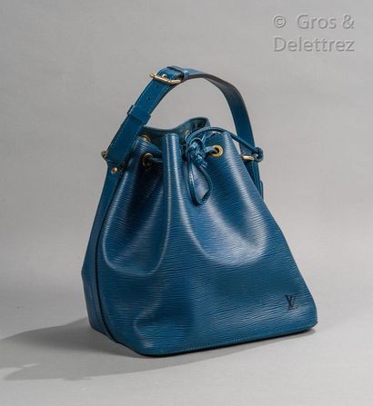 LOUIS VUITTON Bag "Petit Noé" 26cm in blue epi leather, closing by a sliding link,...