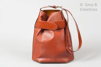 LOUIS VUITTON Sac à l’épaule 30cm en cuir épi fauve Kényan, fermeture pression sur...