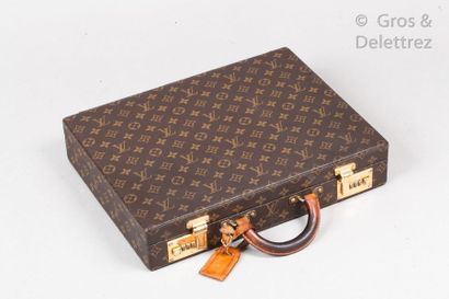 LOUIS VUITTON Malette "Président" en toile Monogram, fermeture à code en laiton doré...