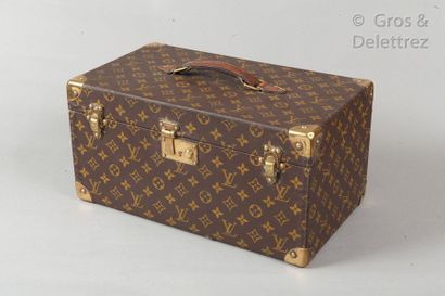 LOUIS VUITTON Circa 1960 
"Everything box" in Monogram canvas, corners, gilt brass...