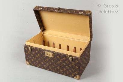 LOUIS VUITTON Circa 1960


"Everything box" in Monogram canvas, corners, gilt brass...