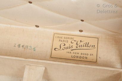Louis VUITTON rue Scribe N°144834 - Serrure n°019732	


Malle cabine en toile Monogram...