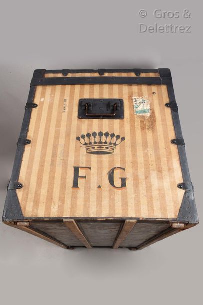 Louis VUITTON rue Scribe n°6261 
Mail trunk in striped cloth, numbered "F. G", surmounted...