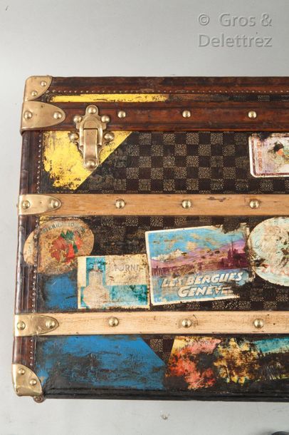 Louis VUITTON rue Scribe N°102376, lock n°03120 
Hat trunk in checkerboard canvas...