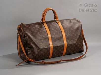 LOUIS VUITTON Bag "Keepall Bandoulière" 55cm in Monogram canvas and natural leather,...