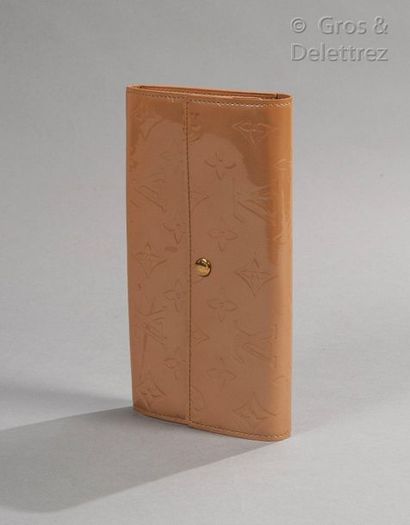 LOUIS VUITTON Sarah" wallet in beige Monogram patent leather, snap closure on flap,...