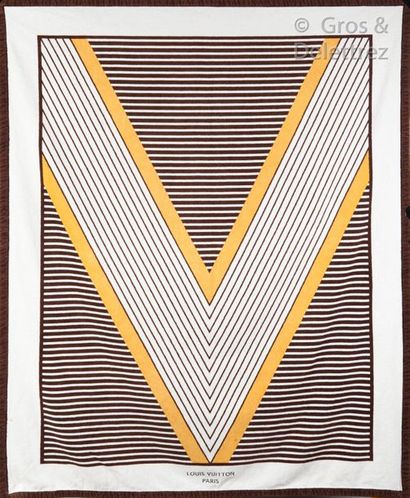 LOUIS VUITTON Beach towel in printed cotton terry with "V" design. Good condition...