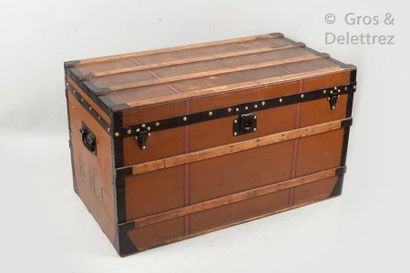 Louis VUITTON rue Scribe N°122158


Brown canvas mail trunk, numbered "B.H.C", corners,...