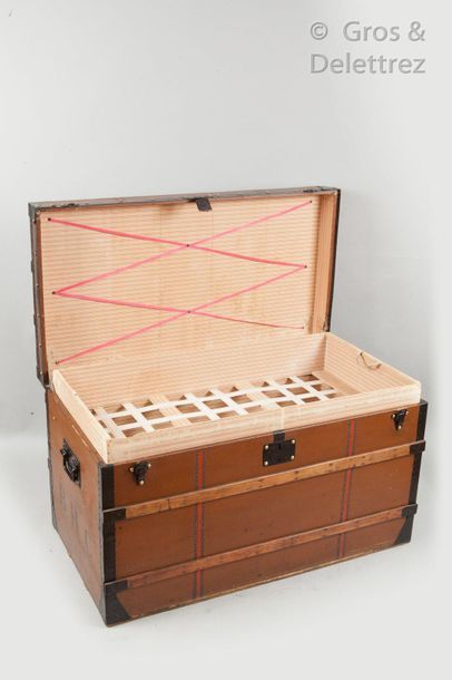 Louis VUITTON rue Scribe N°122158


Brown canvas mail trunk, numbered "B.H.C", corners,...