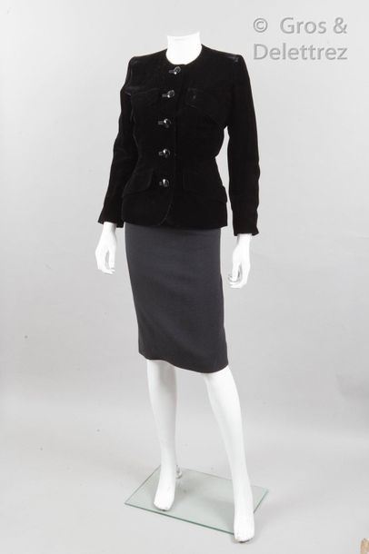 YVES SAINT LAURENT haute couture N°076278 Tailleur en velours de soie noir, composé...