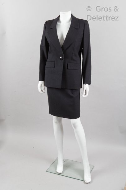 YVES SAINT LAURENT haute couture N°67931 Tailleur en laine noir, à motif de chevrons...