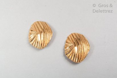 Yves Saint LAURENT Paire de clips d’oreille striées en métal doré. Signée.