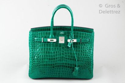 HERMÈS Paris made in France 
Year 2012

"Birkin" bag 35cm in emerald green Crocodylus...