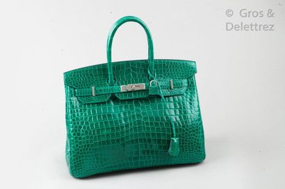 HERMÈS Paris made in France 
Year 2012

"Birkin" bag 35cm in emerald green Crocodylus...