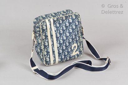 CHRISTIAN DIOR Sac rectangulaire en toile enduite bleu et blanche et cuir vernis...