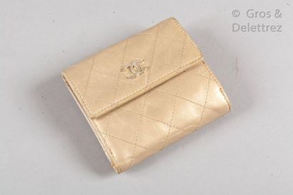 CHANEL Portefeuille, porte-monnaie, porte carte en cuir agneau matelassé mordoré,...