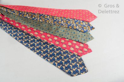 HERMÈS Paris made in France Lot de cinq cravates en soie imprimée dans les tons rouge,...