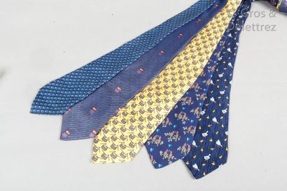 HERMÈS Paris made in France Lot de cinq cravates en soie imprimée. Bon état