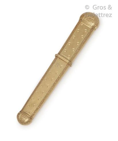 null Needle case in chased and striated yellow gold. Dimensions : 7,7 x 1 cm. D....