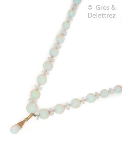 Collier composé d’un rang de perles d’opale...