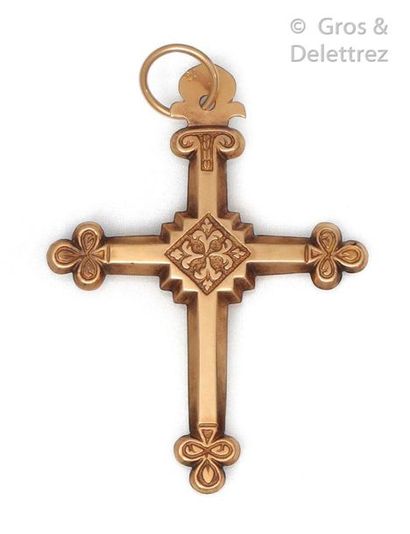 null Savoyarde" cross in yellow gold, chased with vegetal motifs, the ends with trilobate...