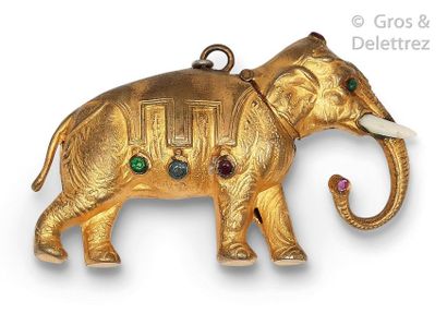 null Pendentif "Éléphant" en métal doré ciselé, orné de rubis, émeraudes et saphirs,...