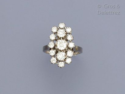 null Bague « Marquise » en or gris, ornée de trois diamants de taille ancienne dans...