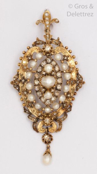 null Broche pendentif Napoléon III en or jaune ciselé à décor floral, ornée de perles...