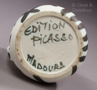 Pablo Picasso (1881-1973) Têtes

Pichet en terre de faïence blanche à décor polychrome.

Signé...