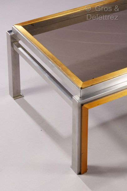 Travail des années 60 Table basse en métal chromé et métal doré.

H?: 36 cm / L?:...