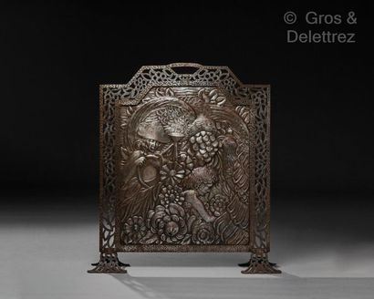 NICS FRERES, attribué à Hammered wrought iron mantel screen with repoussé decoration...
