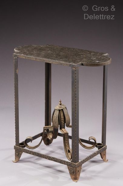 TRAVAIL DES ANNÉES 30 Wrought iron table, black marble top. 
H : 78 cm / L : 78 cm...