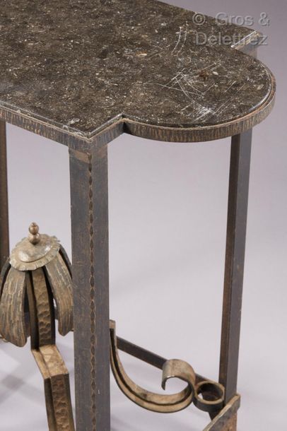 TRAVAIL DES ANNÉES 30 Wrought iron table, black marble top. 
H : 78 cm / L : 78 cm...