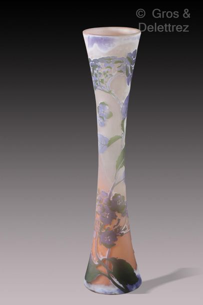 ÉTABLISSEMENTS GALLÉ Lined glass vase with acid-etched decoration of floral motifs....