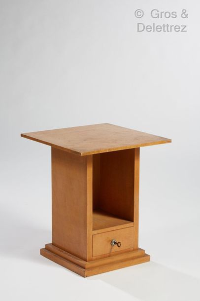 Jules LELEU (1883-1961) Petite table d’appoint en placage de noyer ouvrant par un...