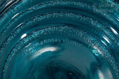 DAUM Nancy Vase tronconique en verre bleu à décor gravé en creux à l’acide de cercles.

Signé...