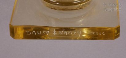 DAUM Nancy Vase sur talon en verre jaune à décor gravé en creux à l’acide d’une frise...