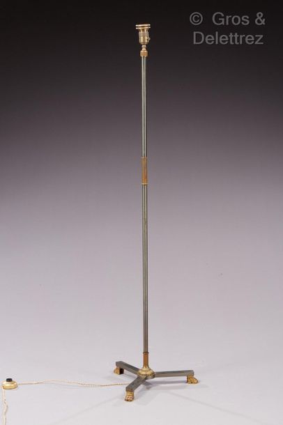 Maison JANSEN, attribué à Floor lamp in brass and metal with rifle barrel patina,...
